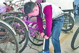 母子俩拎着打气筒 帮小区自行车充气图片