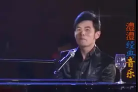 曾志伟现场唱《菊花台》，杰伦一旁伴奏听不下去，图片
