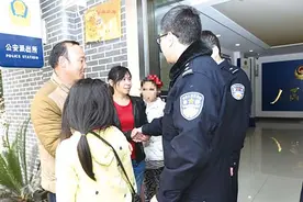 两女孩赌气离家出走 遭陌生男搭讪急报警图片