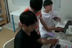 韩国综艺：韩国男孩得知自己是中国人的反应，太搞笑！视频封面