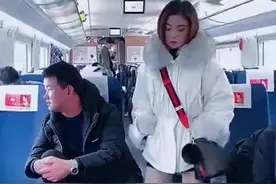 我踢踢踢，坐火车男子车内脱鞋气味难闻，美女下车机智惩罚图片