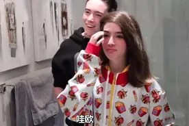 国外高颜值暖心兄妹，妹妹被哥哥控制的一天，温暖又搞笑！图片