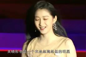 关晓彤衣品太难懂，廓形皮衣配牛仔裤，显胖不说还没气质