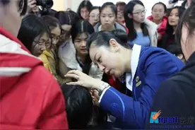 山航鲁雁空姐教你瞬间变女神图片