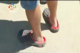 危险！司机穿拖鞋开车 被罚200元扣2分