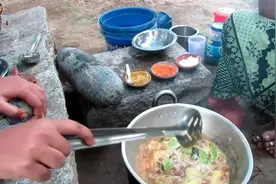 印度农村大妈上树摘芒果，男人在旁边看着？看大妈做的新鲜芒果料理视频封面