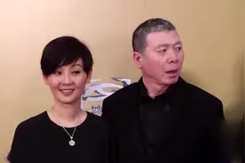 49岁徐帆近与冯小刚近照曝光，原来冯小刚每天面对的是这样的女人！视频封面