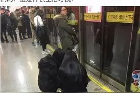 女孩蹲着等地铁就是没教养？网友为此吵翻了天图片