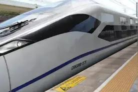 高铁缓缓进站，停靠时车厢对应如此准确，它是怎么做到的？