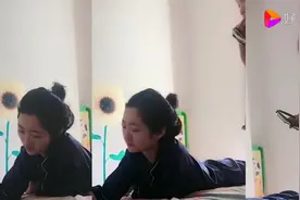 相差20岁的姐弟，姐姐唱歌太难听被老妈吐槽，弟弟的反应真搞笑图片