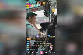 实拍吴京边开飞机边直播，我京哥简直霸气到没朋友视频封面