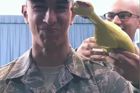 憋笑大赛 美国大兵憋笑 用咪咕鸡测试耐力视频封面