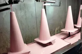 雪糕筒的制作过程，也叫交通标志桶！你们的方言叫什么呢？