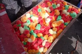 街售彩色小鸡多为人工染色 长时间接触易皮肤过敏图片