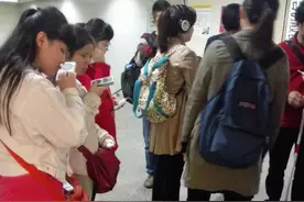 视障人士和我们一起走进电影院“看”电影图片