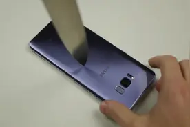 国外牛人测试三星Galaxy S8刀划痕试验，最后恨不得拿出锤子一顿乱锤视频封面