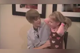 小女孩见到自己的偶像贾斯丁比伯的反应是这样的视频封面