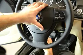 宝马F10 F18 1分钟拆方向盘及气囊教程