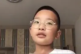 小朋友实力模仿老师上课接电话图片