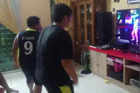 壮男玩XBOX360体感游戏，内含尴尬局面-（舞伴是女的那最适合不过）呵呵可惜视频封面