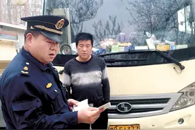 河南一厢式货车改成双层卧铺 十几名乘客猫腰躺着图片