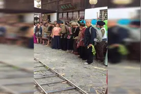电视剧里押解囚车犯人被丢鸡蛋的画面原来是这样拍的！摄像师不容易视频封面