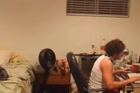 当猴子拿起枪，这个视频告诉我们不作死不得死