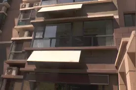 萌娃反锁屋内 消防隔窗暖心救援图片