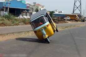 印度司机“歪着”开三蹦子破最远记录（组图)图片