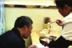 餐馆服务员喂陌生老人吃粉，要为这位大姐点个“赞”哦！图片