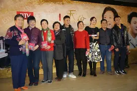 《天伦》剧组社区联欢 陈小艺获赞伟大的母亲图片