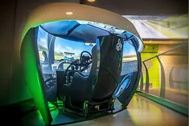 138块体验一把！史上最先进的赛车模拟座舱图片