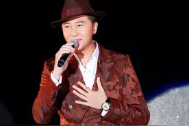 关喆献唱《想你的夜》 与大左逗趣不断图片