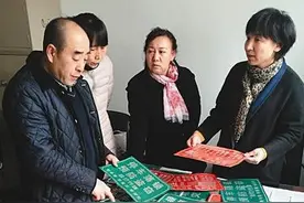街头铁牌子不停“变脸”讨关注 乍看像公益宣传，细看是小广告图片