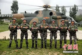 【网络媒体国防行】空中雄鹰！揭秘特种兵伞降背后的故事图片