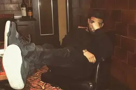 “公鸭” Drake也上脚了！KAWS x Air Jordan 4 亲友限定黑色你想要吗？图片