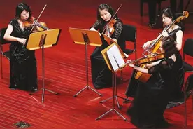 “琴弦上的咏叹调”陶醉观众图片
