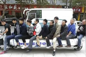 郑州街头现奇葩超长电动车 最多能坐10名美女图片