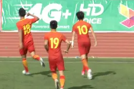 GIF：韦世豪禁区外远射得手，中国1-0日本图片