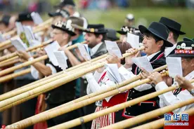 高山上吹“山笛”！瑞士迎来传统阿尔卑斯号角音乐节图片