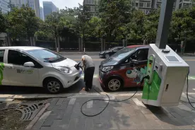 视频丨成都街头现“路灯充电桩” 停车顺便给车充电图片