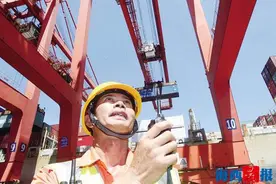 迎着烈日，他们用开水冲洗安全帽图片