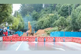 穿金路伍家村段再次滑坡致双向断交 预计今日下午可抢通图片