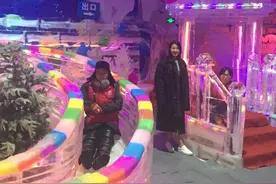 室外热浪滚滚室内冰天雪地 神仙居冰雪嘉年华真闹猛图片