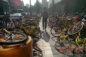 南稍门地铁口共享单车“霸道” 高峰期通行极困难图片