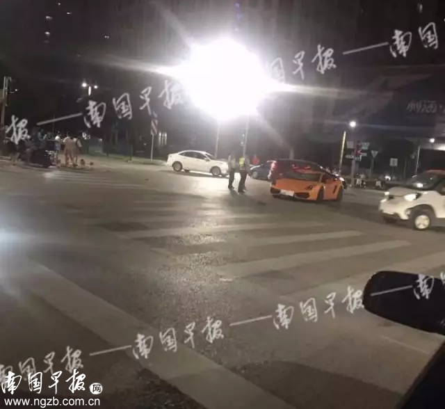 南宁街头一兰博基尼深夜撞倒代驾小哥！网友：怎么又是你