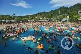 凉爽！市民水中冲浪图片