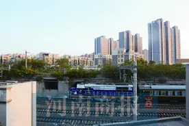 郑州一些小区被铁路环绕 居民习惯了火车轰鸣声图片