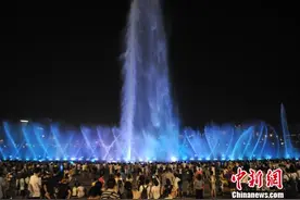 酷暑难耐 江西民众观喷泉享清凉图片