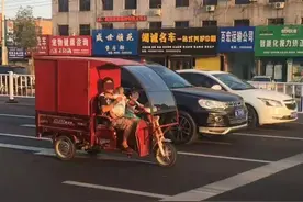 漯河小女孩骑电三轮机动车道上狂飙 旁坐抱婴儿老人图片